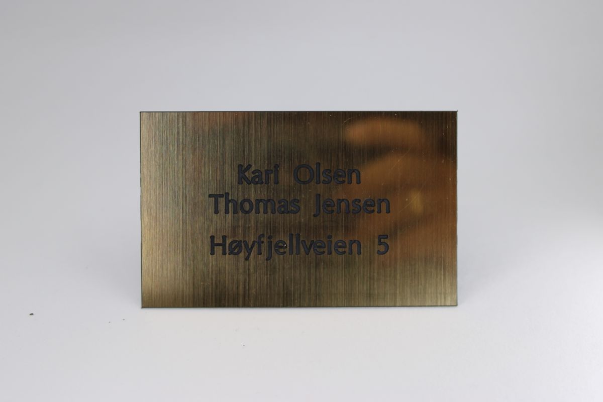 Postkasseskilt m/ dobbeltsidig tape, radient gull plate/svart sk