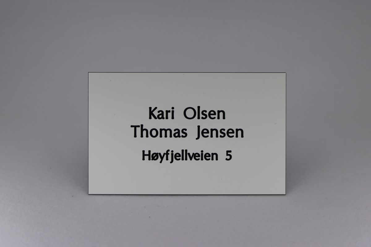 Postkasseskilt m/ dobbeltsidig tape, hvit plate/svart skrift