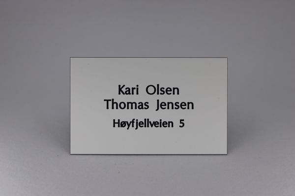 Hovedbilde Postkasseskilt m/ dobbeltsidig tape, hvit plate/svart skrift