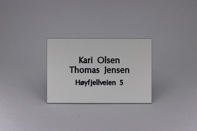 Hovedbilde Postkasseskilt m/ dobbeltsidig tape, hvit plate/svart skrift
