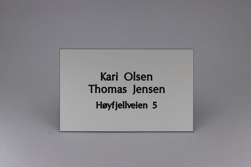 Postkasseskilt m/ dobbeltsidig tape, hvit plate/svart skrift